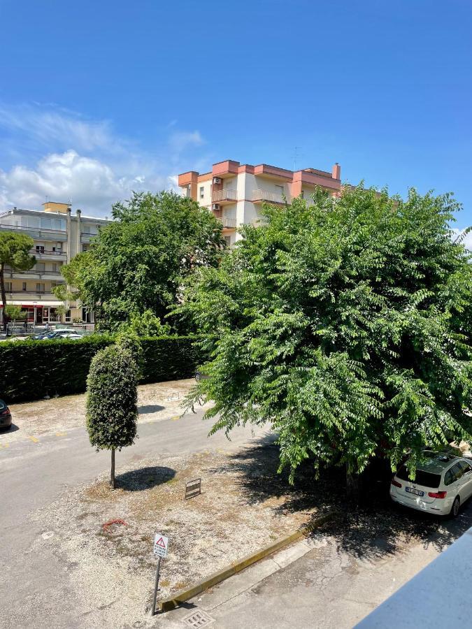 Condominio Centrale 104 Lignano Sabbiadoro Eksteriør bilde